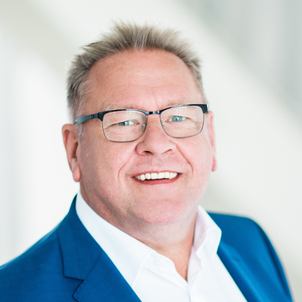 Porträt von Siegmar Stücher im blauen Sakko